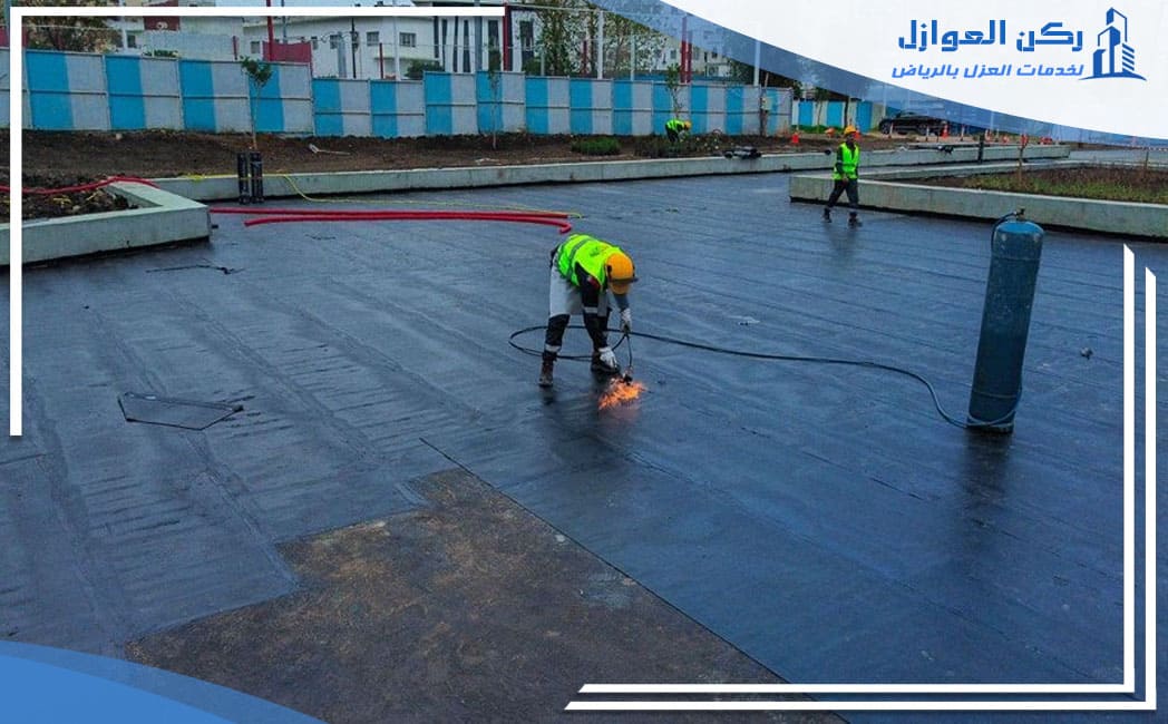 شركة عزل حراري بالرياض تقدم لكم شركة عزل حراري بالرياض الحماية من ارتفاع درجات الحرارة المتزايد، حيث أصبح العزل الحراري أحد أهم الحلول للمنازل والمباني للحفاظ على بيئة داخلية مريحة وتقليل استهلاك الطاقة وهذا يبرز أهمية شركتنا، التي تتميز بالخبرة والمعرفة واستخدام المواد عالية الجودة لتنفيذ أعمال العزل وفقًا لأعلى المعايير، فالآن لم يعد العزل الحراري ترفًا بل ضرورة حقيقية لحماية المباني من التلف وخفض تكاليف الكهرباء وإطالة عمر المنشآت. أفضل شركة عزل حراري بالرياض عند البحث عن أفضل شركة عزل حراري بالرياض تعد الجودة والخبرة والالتزام عوامل أساسية لا يمكن إغفالها، وتعتمد شركتنا المرموقة على فريق متخصص ومدرب وتستخدم أحدث التقنيات والمواد المعتمدة والمناسبة لمناخ الرياض كما تضمن حصول كل عميل على حلول مخصصة بناءً على نوع المبنى وحجمه والغرض من استخدامه. لا تكتفي شركة ركن العوازل بإنجاز العمل فحسب بل تبدأ بفحص دقيق للموقع وتحديد نوع العزل الأنسب ثم تنفذه باحترافية مع ضمانات خدمة حقيقية، وهذا الاهتمام بالتفاصيل هو ما يميز شركتنا الرائدة ويجعلها الخيار الأول لأصحاب المنازل والمشاريع التجارية والمنشآت الصناعية والمستشفيات والمطاعم والفنادق. أنواع العزل الحراري نستخدم أنواع عديدة من العزل الحراري لتناسب مختلف المباني والاحتياجات ومن أهمها العزل بالفوم الذي يعد من أكثر الأنواع كفاءة وانتشارًا نظرًا لقدرته العالية على منع انتقال الحرارة وسهولة تطبيقه على الأسقف والجدران كما يتم استخدام ما يلي: العزل الحراري باستخدام ألواح مثل البوليسترين والبولي يوريثان وهي مواد خفيفة الوزن معروفة بقدرتها على تحمل الظروف المناخية القاسية. يُستخدم العزل الحراري بالصوف الصخري في المشاريع الكبيرة وخاصة في المباني الصناعية نظرًا لمقاومته العالية للحرارة والحريق. يعتمد اختيار نوع العزل المناسب على طبيعة المبنى والميزانية ومستوى العزل المطلوب ويتم ذلك بواسطة شركة عزل حراري بالرياض بعد إجراء دراسة شاملة للموقع. شركة عزل الخزانات تعد العناية بخزانات المياه لها أهمية كبيرة خاصة في مدينة كالرياض حيث ترتفع درجات حرارة المياه، لذلك نقدم حلولًا شاملة لحماية المياه من التغيرات الحرارية والتلوث باستخدام مواد عزل آمنة وصحية، كما أن شركة عزل حراري بالرياض توفر أفضل فريق عمل متخصص في تطبيق العزل الحراري للخزانات. يحافظ العزل الحراري في الخزانات على درجة حرارة الماء ولا يجعل الخزان يتأثر بحرارة الشمس مما يضمن نقاء الماء وإمكانية استخدامه لفترة أطول، كما يساعد على حماية هيكل الخزان من التشققات والأضرار الناتجة عن التمدد والانكماش الحراري وبالتالي توفير تكاليف الصيانة مستقبلًا. شركة عزل الأسطح تتعرض الأسطح لأشعة الشمس المباشرة مما يجعلها المصدر الرئيسي لاكتساب الحرارة داخل المنزل لذلك يعد التعاقد مع أفضل شركة عزل حراري بالرياض خطوة ذكية لخفض درجات الحرارة الداخلية وتحسين كفاءة التكييف، وتعتمد شركة ركن العوازل على التقنيات الحديثة لتغطية أسطح الخرسانة والمعادن باستخدام العزل الحراري. لا يقتصر دور العزل الحراري للأسطح على تقليل الحرارة فحسب بل يحميها أيضًا من التشققات والتسريبات مما يطيل عمرها كما يوفر راحة أكبر للسكان وخاصة سكان الطوابق العليا ذات درجات الحرارة المرتفعة، كما يمكنك التواصل بنا الآن لتوفير الخدمة بأعلى درجة من الجودة. العزل الحراري للمباني العزل الحراري للمباني حل متكامل مصمم للحد من انتقال الحرارة بين داخل المبنى وخارجه ويطبق على الجدران والأسقف والخزانات من خلال تشكيلة حاجز فعال يحافظ على درجة حرارة ثابتة داخل المبنى على مدار العام، ومع شركتنا يتم اختيار النوع المناسب لكل مبنى. في الرياض يقوم العزل الحراري بتخفيف الضغط على أنظمة التكييف مما يسهم بشكل ملحوظ في خفض استهلاك الكهرباء كما يحسن جودة الحياة في المباني السكنية ويعد من العناصر الأساسية في المباني الحديثة، كما أن فريق العمل يستخدم أفضل المعدات لضمان توزيع العزل بشكل صحيح. خدمات أفضل شركات العزل الحراري في الرياض تشمل خدمات أفضل شركات العزل الحراري في الرياض على تنفيذ العزل للمنازل والفلل والمباني السكنية والمستودعات والمصانع حيث يبدأ العمل بما يلي: نقوم بمرحلة معاينة وتقييم تليها اختيار المواد المناسبة ثم التنفيذ باستخدام معدات متطورة تضمن التوزيع المتجانس والدقيق للعزل. يتم تقييم الموقع لمعرفة المناطق المتعرضة لتسرب الحرارة، ثم تقوم الشركة بمرحلة التنظيف للاسطح أو الأرضيات والخزانات قبل إتمام العزل. يتم تجهيز السطح ومعالجة التشققات أو أية عيوب قبل تطبيق مادة العزل الحراري باستخدام أحدث المعدات والتقنيات. تقديم تقارير تفصيلية عن أنواع المواد المستخدمة وطرق تطبيقها. يتم تنفيذ أعمال العزل الحراري للمستودعات والمنشآت الصناعية والمصانع. الالتزام التام بالجداول الزمنية مع العملاء والحفاظ على نظافة الموقع بعد الانتهاء من أعمال العزل. مزايا العزل الحراري يوفر العزل الحراري العديد من المزايا التي تجعله من الأمور المهمة جدً، ومن أبرز هذه المزايا: تقليل استهلاك الكهرباء وخفض فواتير الطاقة حيث يقلل العزل من فقدان الحرارة في المبنى. يساعد في الحفاظ على درجات حرارة معتدلة مما يوفر راحة أكبر للسكان، كما يعمل على إطالة عمر المبنى وتقليل تكاليف الصيانة المستقبلية. يحمي العزل الحراري المباني من التلف الناتج عن التغيرات المستمرة في درجات الحرارة ويقلل من ظهور التشققات والرطوبة. يحسن من قيمة العقار مما يجعله أكثر جاذبية للبيع أو الإيجار، لذا كل هذه المزايا تجعل العزل الحراري الخيار المثالي لكل من يرغب في حماية منزله أو مشروعه التجاري في الرياض. الأسئلة الشائعة هل يمكن تركيب العزل الحراري في المباني القديمة؟ يمكن تركيب العزل الحراري في المباني القديمة بعد إجراء فحص دقيق للمنطقة وإصلاح أية تشققات أو مشكلات في الجدران والأسقف لضمان كفاءة العزل وتحقيق أفضل النتائج. هل تقدم شركات العزل الحراري ضمانًا على خدماتها؟ أفضل شركة العزل الحراري في الرياض تقدم ضمان على أعمالها مما يوفر للعملاء ثقة تامة بجودة الأداء وجودة المواد المستخدمة. هل العزل الحراري مناسب لجميع المباني؟ نعم يمكن استخدام العزل الحراري في المنازل والفلل والمباني السكنية والمستودعات والمصانع وذلك عقب اختيار نوع العزل المناسب لكل مبنى. شركة عزل حراري بالرياض